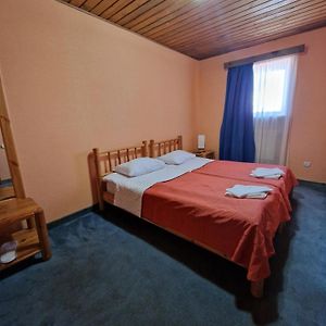 Pokój z dwoma pojedynczymi łóżkami